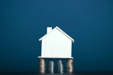 Masada fotokopi alanı olan para yığını. Emlakçı, ipotek, evin, ev kredisi konsepti.. 