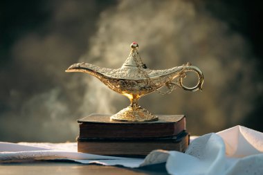 Müslümanlar için Ramazan Kareem tebrik kartı. İçinde Aladdin 'in dilek ve Kuran lambasının bulunduğu kutsal ay.