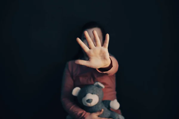 Violencia Infantil Concepto Abuso Niña Sentada Una Habitación Oscura Mostrando —  Fotos de Stock
