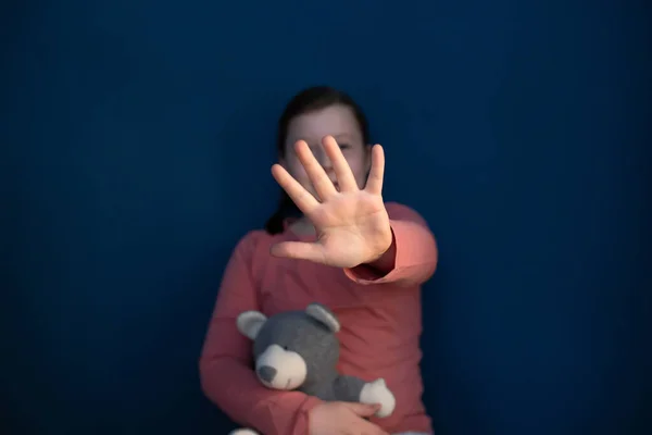 Παιδική Βία Και Κακοποιημένη Αντίληψη Κοριτσάκι Που Κάθεται Σκοτεινό Δωμάτιο — Φωτογραφία Αρχείου