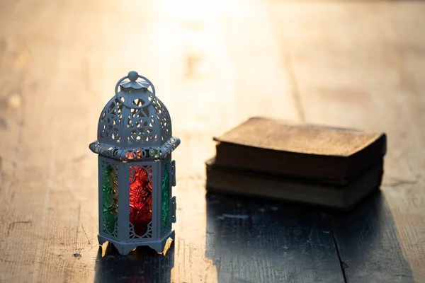 Ramadan Kareem Background Lanterna Árabe Ornamental Brilhando Noite Livro Sagrado — Fotografia de Stock