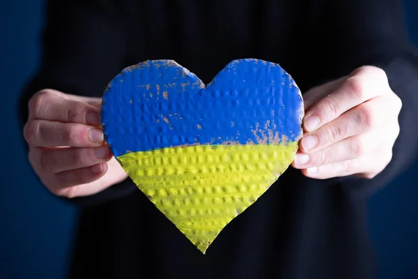 Flaga Ukrainy Kształcie Serca Rękach Kobiet Koncepcja Solidarności Obywatelami Ukrainy — Zdjęcie stockowe
