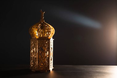 Ramazan Kareem geçmişi. Gece parlayan süslemeli Arap feneri.