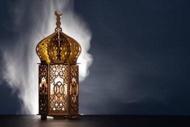 Ramazan Kareem geçmişi. Gece parlayan süslemeli Arap feneri.
