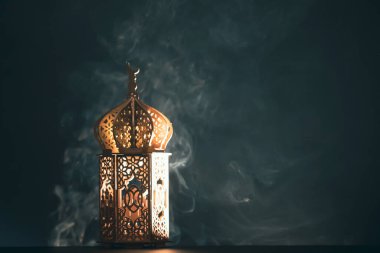 Ramazan Kareem geçmişi. Gece parlayan süslemeli Arap feneri.