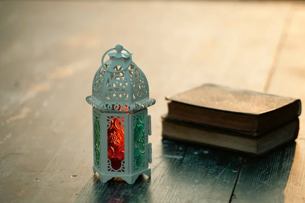 Ramadan Kareem Background Lanterna Árabe Ornamental Brilhando Noite Livro Sagrado — Fotografia de Stock