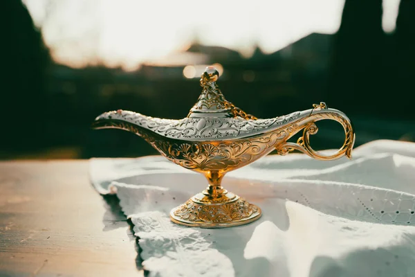 Ramazan Kareem, Müslüman kutsal ayı kutlayan tebrik kartı ve Aladdin 'in dilek lambası.