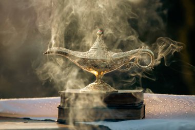 Müslümanlar için Ramazan Kareem tebrik kartı. İçinde Aladdin 'in dilek ve Kuran lambasının bulunduğu kutsal ay.