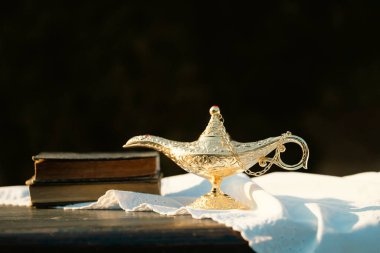 Müslümanlar için Ramazan Kareem tebrik kartı. İçinde Aladdin 'in dilek ve Kuran lambasının bulunduğu kutsal ay.