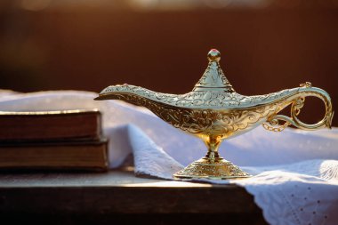 Müslümanlar için Ramazan Kareem tebrik kartı. İçinde Aladdin 'in dilek ve Kuran lambasının bulunduğu kutsal ay.