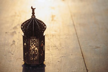 Ramazan Kareem geçmişi. Günbatımında eski ahşap arka planda süslemeli Arap feneri