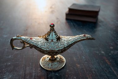 Müslümanlar için Ramazan Kareem tebrik kartı. İçinde Aladdin 'in dilek ve Kuran lambasının bulunduğu kutsal ay.