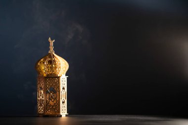 Ramazan Kareem geçmişi. Gece parlayan süslemeli Arap feneri.