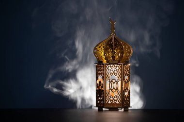 Ramazan Kareem geçmişi. Gece parlayan süslemeli Arap feneri.