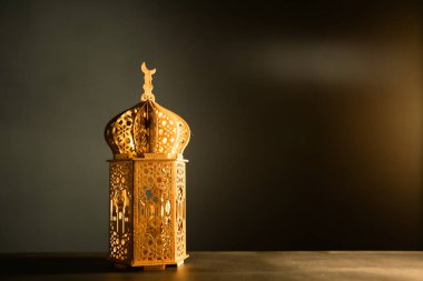 Ramazan Kareem geçmişi. Gece parlayan süslemeli Arap feneri.