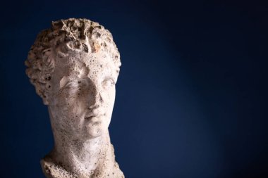 Koyu arkaplanda antik heykel