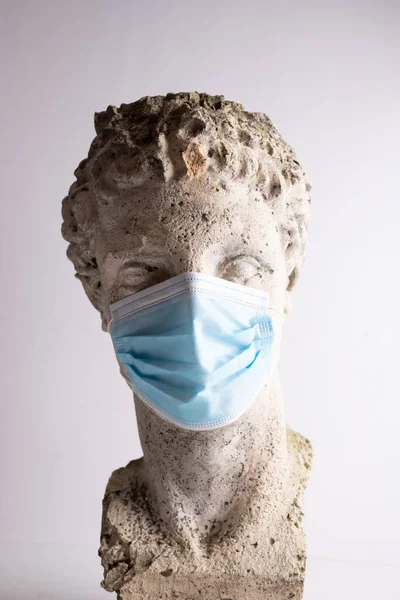 Statuie Gips Antic Mască Chirurgicală Conceptul Coronavirus Covid Izolare Protecție — Fotografie, imagine de stoc