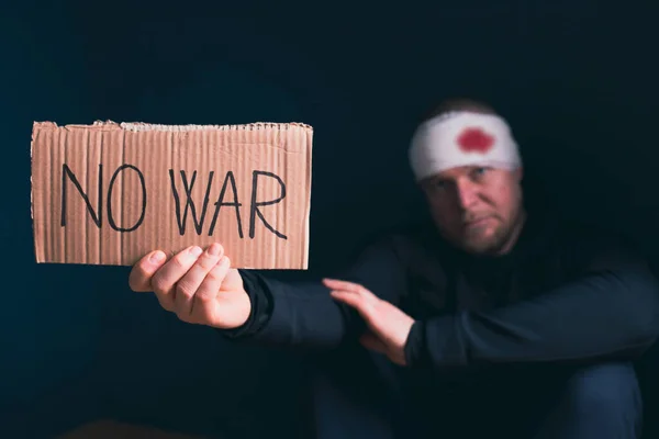 Ranny Człowiek Tabliczką Bez Tekstu Wojennego Powstrzymać Wojnę Rosyjską Agresję — Zdjęcie stockowe