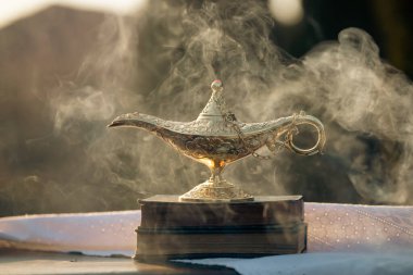 Müslümanlar için Ramazan Kareem tebrik kartı. İçinde Aladdin 'in dilek ve Kuran lambasının bulunduğu kutsal ay.