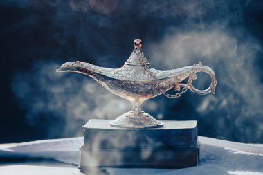 Müslümanlar için Ramazan Kareem tebrik kartı. İçinde Aladdin 'in dilek ve Kuran lambasının bulunduğu kutsal ay.