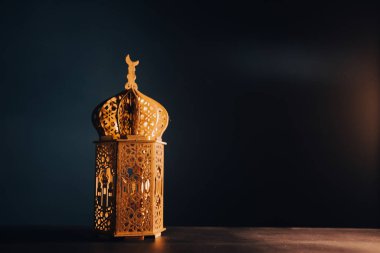 Ramazan Kareem geçmişi. Gece parlayan süslemeli Arap feneri.