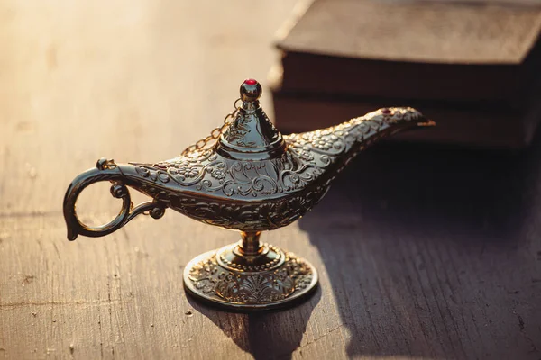 Müslümanlar için Ramazan Kareem tebrik kartı. İçinde Aladdin 'in dilek ve Kuran lambasının bulunduğu kutsal ay.