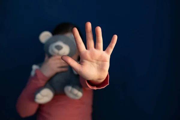 子供の暴力と虐待の概念 暗い部屋に座って看板を見せながら — ストック写真