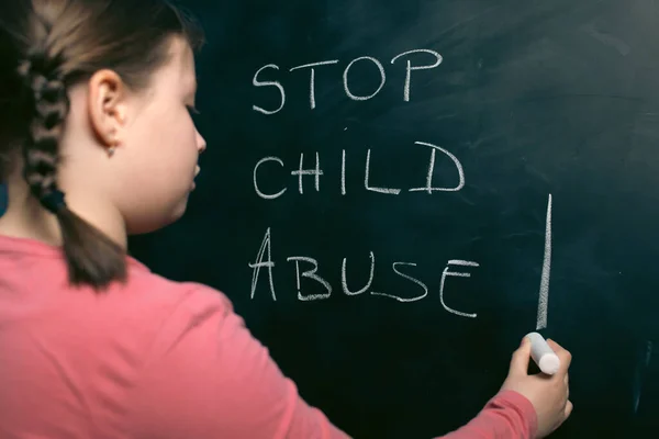 子供の暴力と虐待の概念 小さな悲しいです女の子とともに停止子供虐待テキスト上に書かれた黒板 — ストック写真