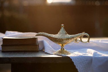 Müslümanlar için Ramazan Kareem tebrik kartı. İçinde Aladdin 'in dilek ve Kuran lambasının bulunduğu kutsal ay.