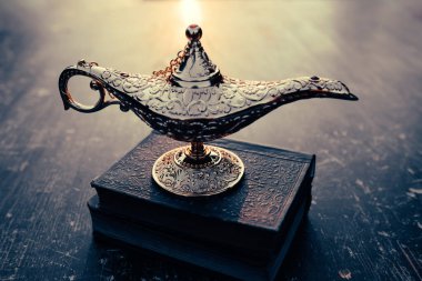 Müslümanlar için Ramazan Kareem tebrik kartı. İçinde Aladdin 'in dilek ve Kuran lambasının bulunduğu kutsal ay.