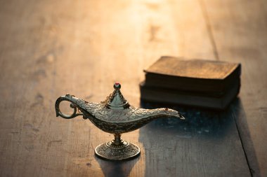 Müslümanlar için Ramazan Kareem tebrik kartı. İçinde Aladdin 'in dilek ve Kuran lambasının bulunduğu kutsal ay.