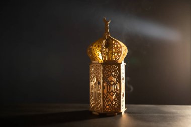Ramazan Kareem geçmişi. Gece parlayan süslemeli Arap feneri.