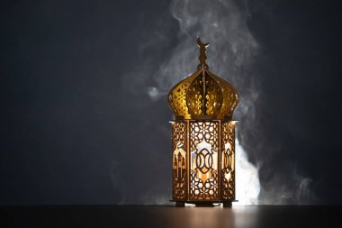 Ramazan Kareem geçmişi. Gece parlayan süslemeli Arap feneri.