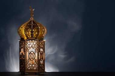 Ramazan Kareem geçmişi. Gece parlayan süslemeli Arap feneri.