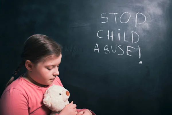 Violência Infantil Conceito Abusado Menina Triste Com Stop Criança Abuso — Fotografia de Stock