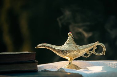 Müslümanlar için Ramazan Kareem tebrik kartı. İçinde Aladdin 'in dilek ve Kuran lambasının bulunduğu kutsal ay.