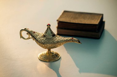 Müslümanlar için Ramazan Kareem tebrik kartı. İçinde Aladdin 'in dilek ve Kuran lambasının bulunduğu kutsal ay.