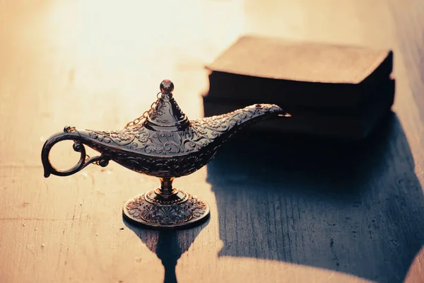 Müslümanlar için Ramazan Kareem tebrik kartı. İçinde Aladdin 'in dilek ve Kuran lambasının bulunduğu kutsal ay.