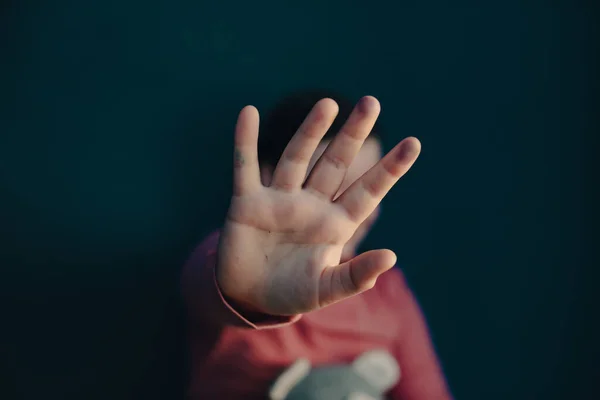Børnevold Misbrugt Koncept Lille Pige Sidder Mørkt Rum Viser Stop - Stock-foto