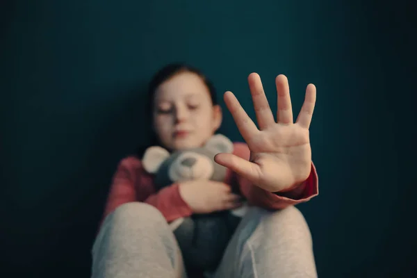 Violência Infantil Conceito Abusado Menina Sentada Quarto Escuro Mostrando Sinal — Fotografia de Stock