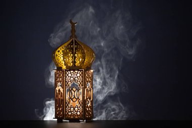 Ramazan Kareem geçmişi. Gece parlayan süslemeli Arap feneri.