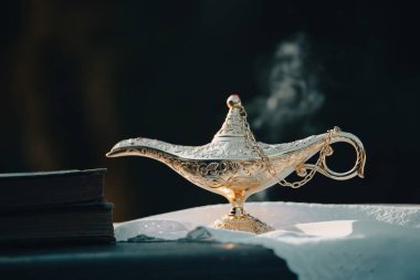 Müslümanlar için Ramazan Kareem tebrik kartı. İçinde Aladdin 'in dilek ve Kuran lambasının bulunduğu kutsal ay.