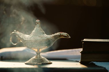 Müslümanlar için Ramazan Kareem tebrik kartı. İçinde Aladdin 'in dilek ve Kuran lambasının bulunduğu kutsal ay.