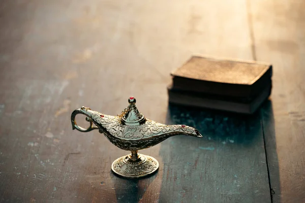 Müslümanlar için Ramazan Kareem tebrik kartı. İçinde Aladdin 'in dilek ve Kuran lambasının bulunduğu kutsal ay.