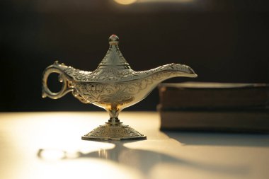 Müslümanlar için Ramazan Kareem tebrik kartı. İçinde Aladdin 'in dilek ve Kuran lambasının bulunduğu kutsal ay.