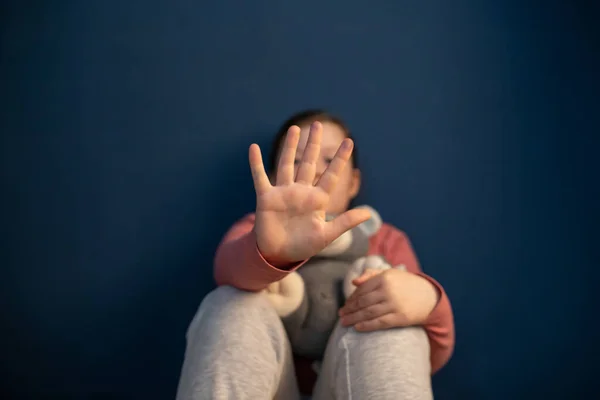 Violencia Infantil Concepto Abuso Niña Sentada Una Habitación Oscura Mostrando —  Fotos de Stock