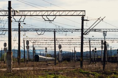 Demiryolu ile endüstriyel manzara, dramatik bulutlarla mavi gökyüzü. Demiryolu kavşağı. Ağır sanayi.