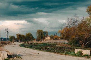 Dramatik gökyüzü ile terk edilmiş eski perili ev