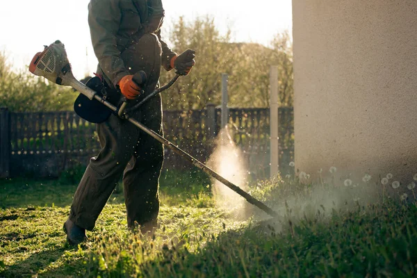 Cortando Hierba Con Una Cortadora Césped Jardín Trabajo Concepto Fondo —  Fotos de Stock