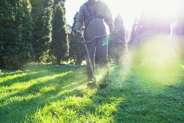 Rasenmähen Mit Dem Rasenmäher Gartenarbeit Konzept Hintergrund — Stockfoto